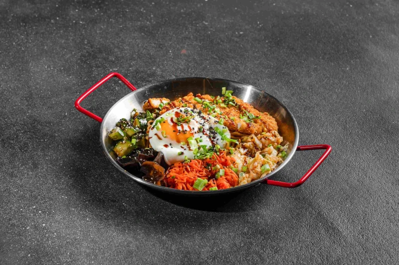 Жареный рамен с курицей карааге