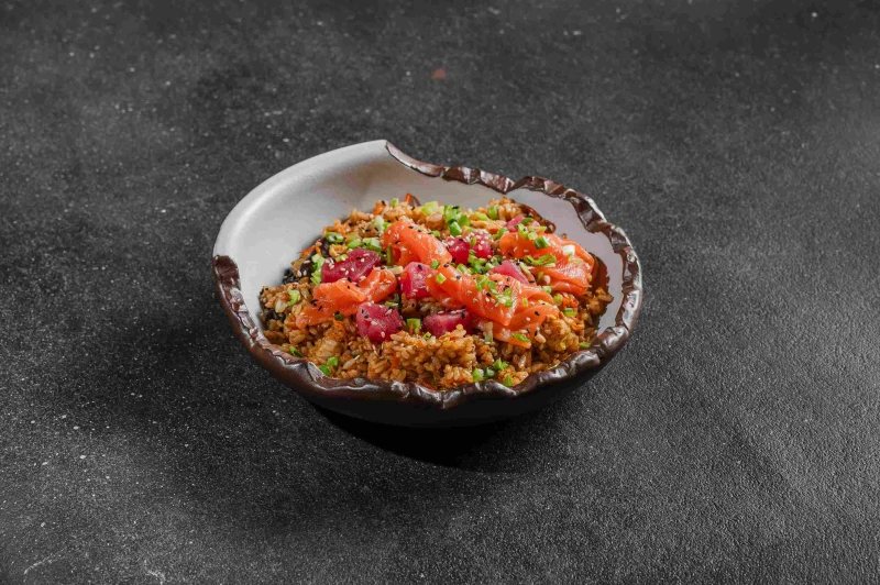 Жареный рис с лососем и тунцом