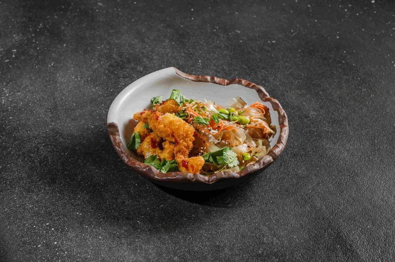 Салат с креветкой темпура