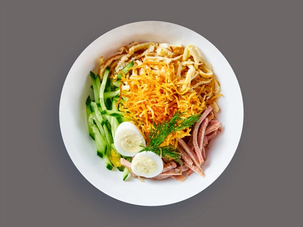 Салат с говяжьим языком и омлетом (150 гр)