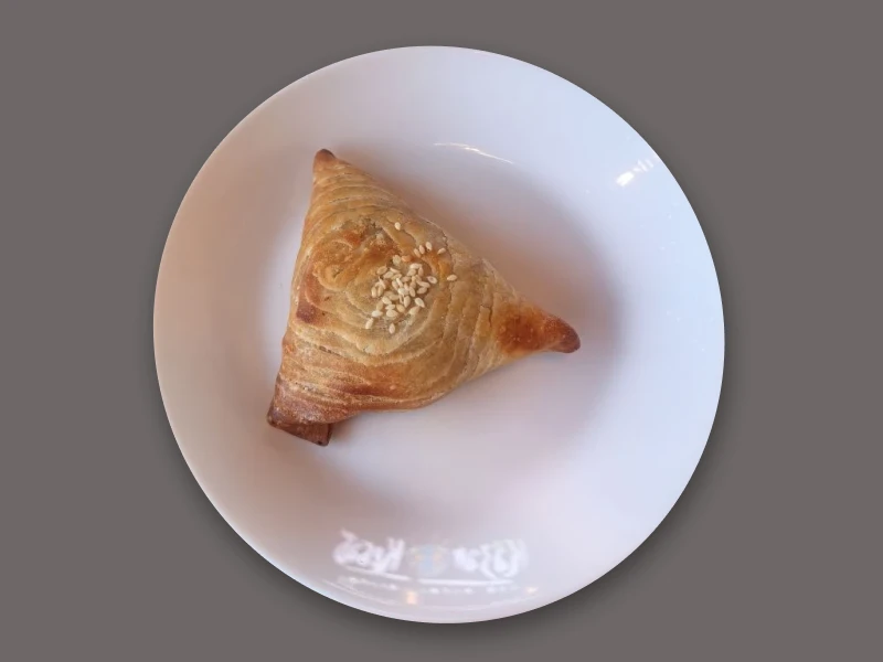 Пирожок с капустой из слоеного теста (50 гр)