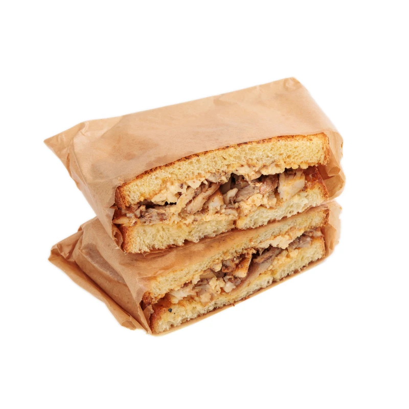 Сэндвич со скрэмблом и курицей и соусом спайси 200г