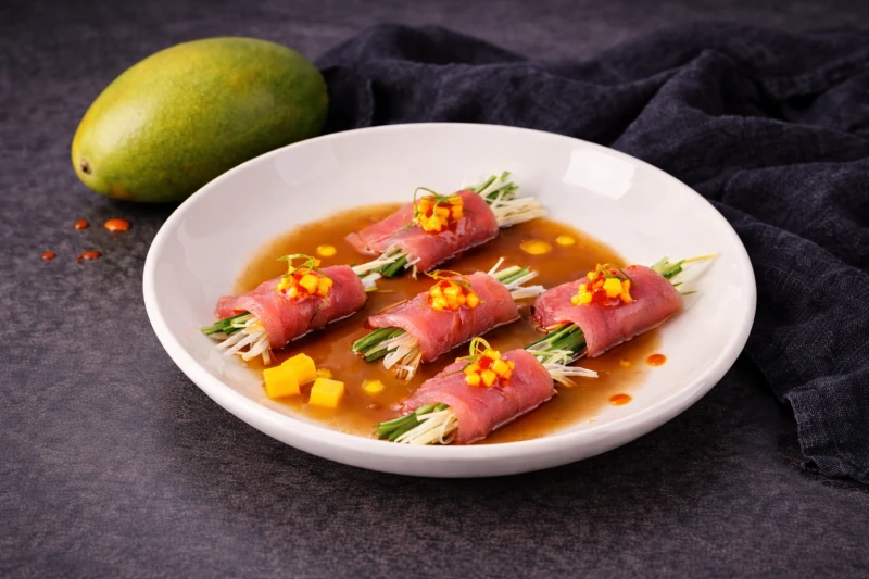 Тунец с сальсой чили манго с соусом Понзу