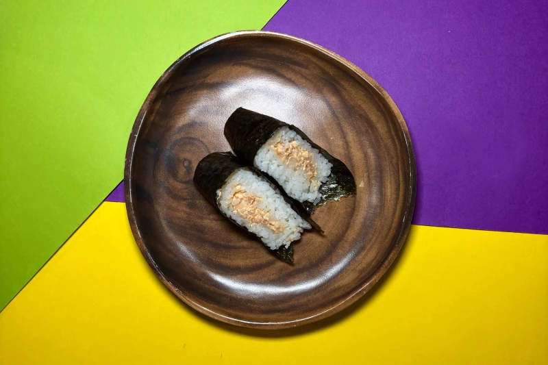 Онигири с тигровой креветкой и кальмаром 
