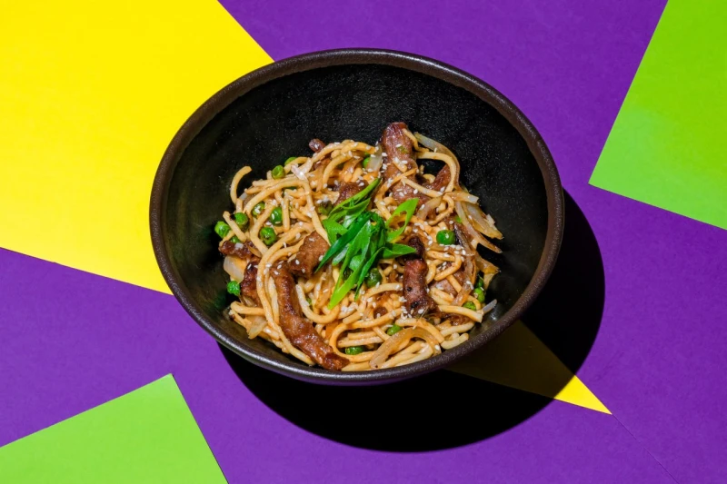 Лапша с говядиной и горошком в устричном соусе