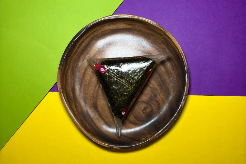 Онигири с крабом 