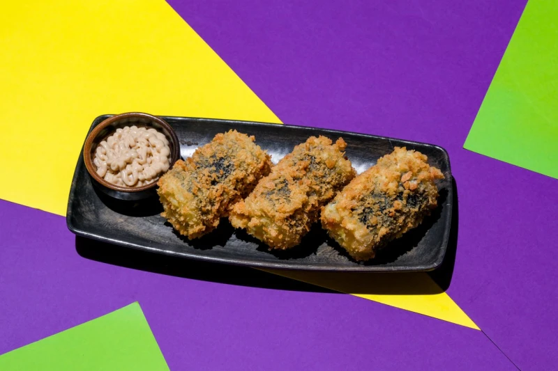 Жаренные мини-роллы с трюфельным соусом 