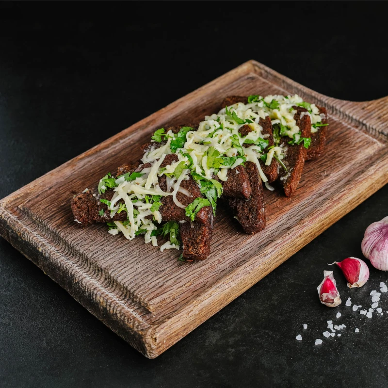 Чесночные гренки с сыром сулугуни 