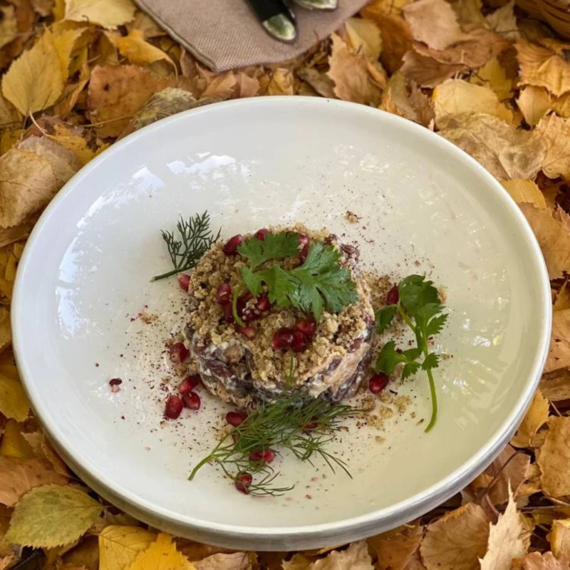 Салат Тбилиси с курицей и фасолью