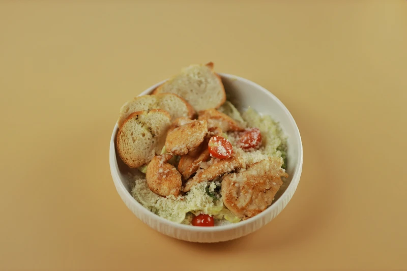 Салат Цезарь с курицей
