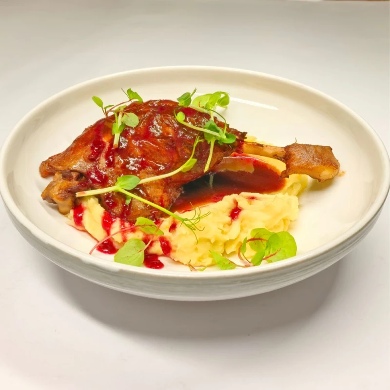 Утиная ножка с картофельным пюре и брусничным соусом