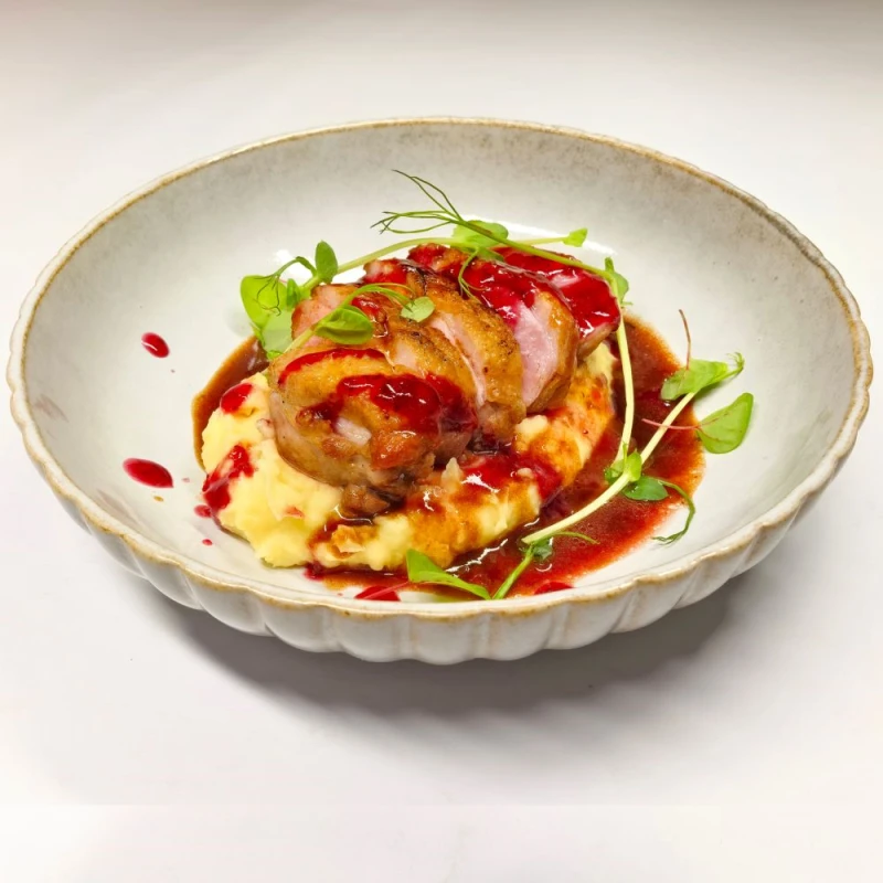 Грудка утиная с картофельным пюре и брусничным соусом