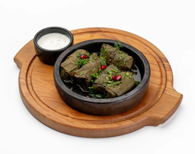 Домашняя долма с соусом мацони 