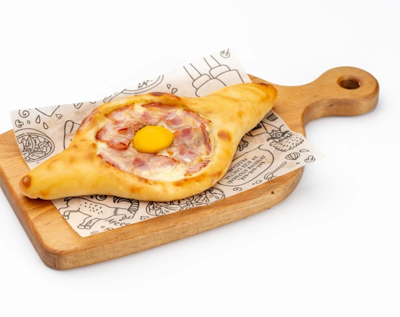 Хачапури с яйцом, беконом и карамелизированным луком 