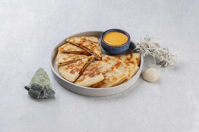 Окономияки с лососем и соусом "Том Ям"