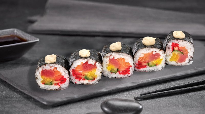 Шеф-ролл с лососем, креветкой и тунцом