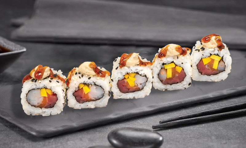 Шеф-ролл с тунцом, креветкой и авокадо