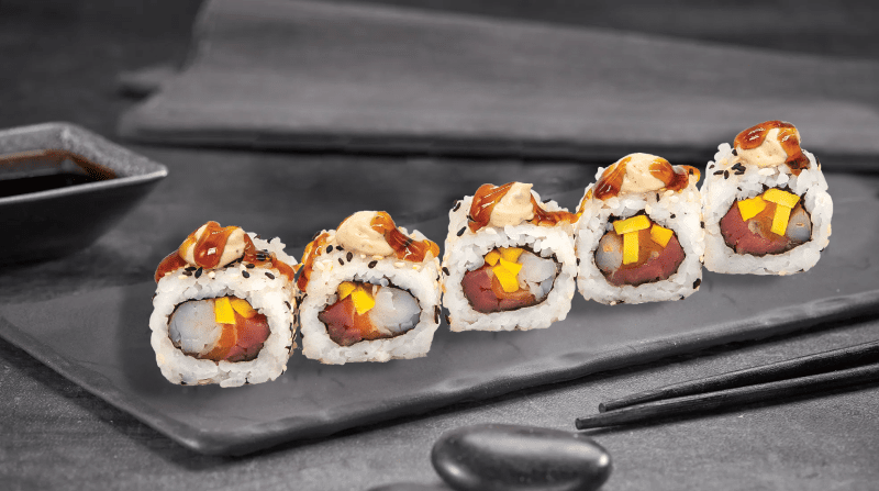 Шеф-ролл с тунцом, креветкой и авокадо