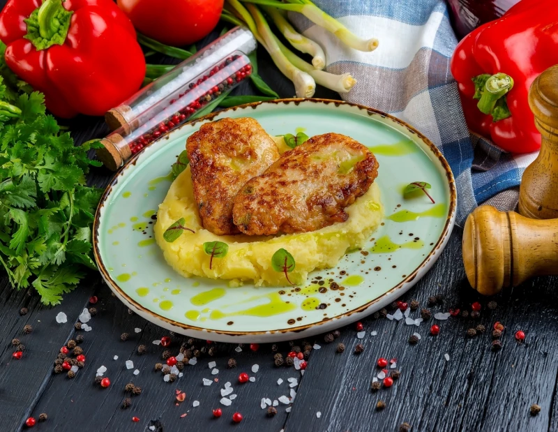Куриные котлетки с картофельным пюре 