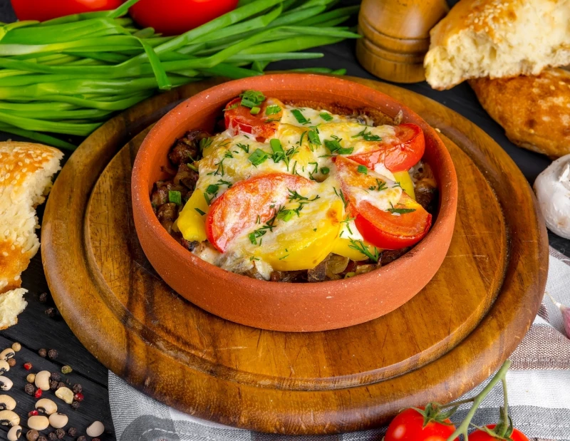 Говядина запеченая под сырным соусом 