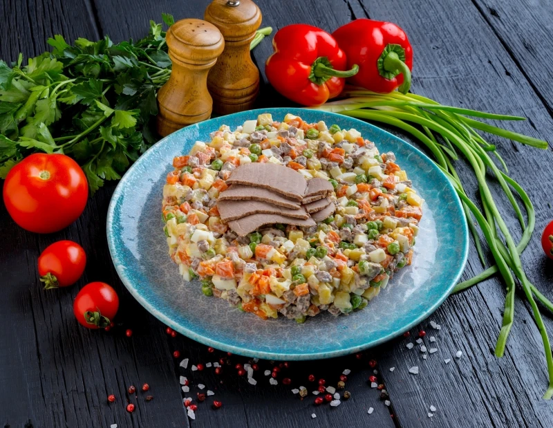 Салат Оливье с говядиной