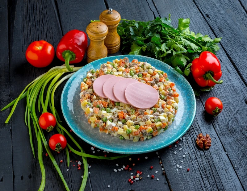 Салат Оливье с колбасой