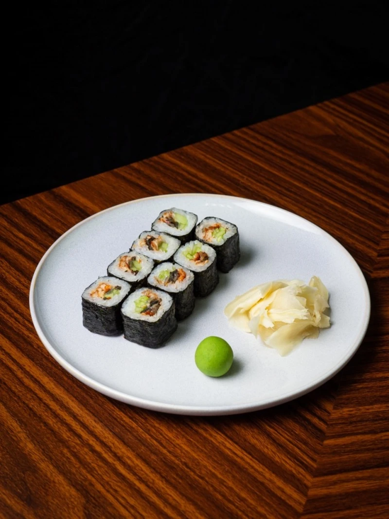 Маки с угрем и огурцом