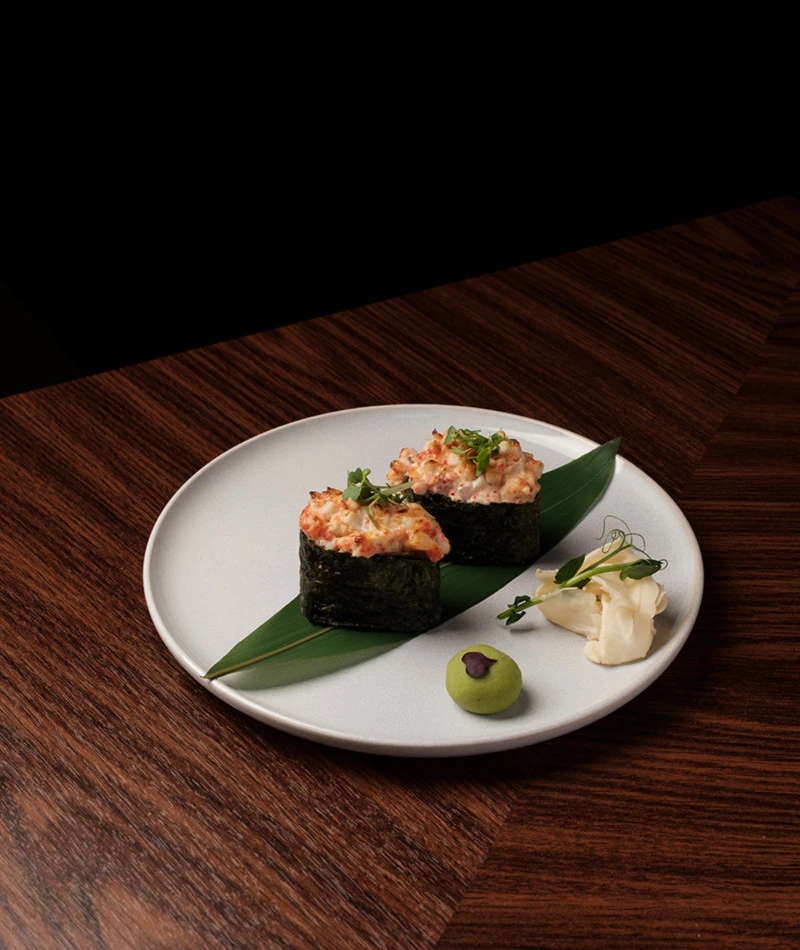 Гункан с лососем спайси