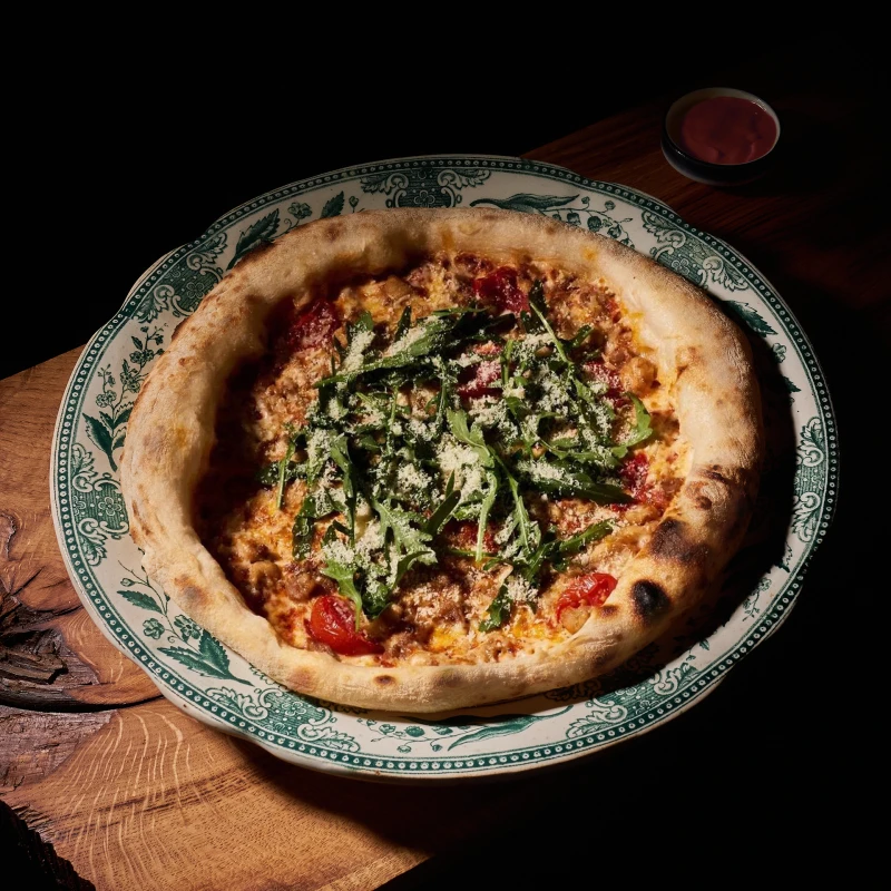 Пицца с курицей и рукколой