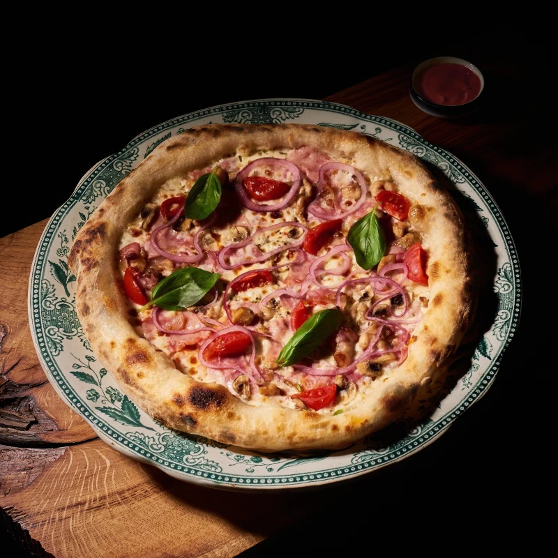 Пицца с беконом, ветчиной и курицей