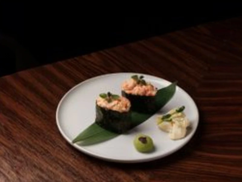 Гункан с кальмаром спайси запеченный