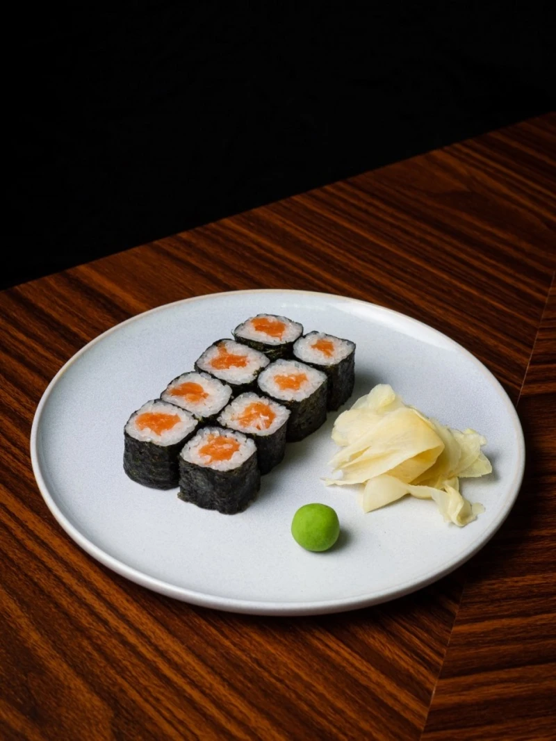 Маки с лососем