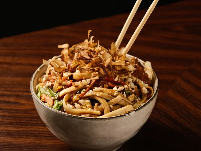 Удон с курицей попкорн и яйцом 