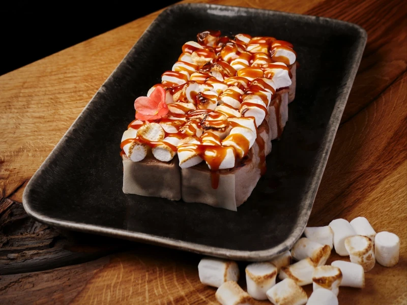 Сладкий ролл банан клубника