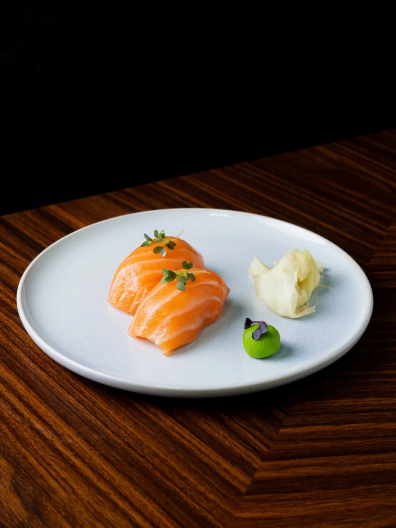 Суши с лососем