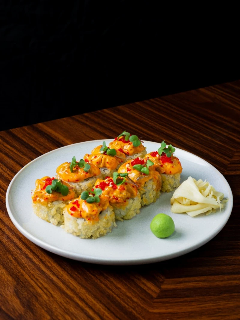 Запеченный ролл с тунцом и лососем