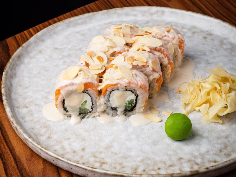 Фила со сливочно-ореховым соусом и миндалем