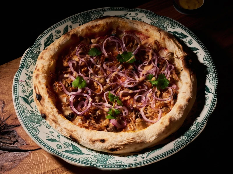 Пицца с томленой свининой и острым соусом