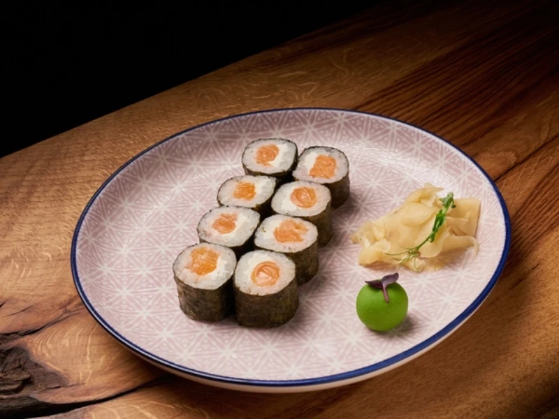 Маки с лососем и сливочным сыром