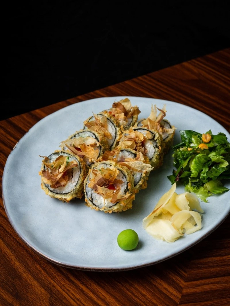 Кранч ролл с тунцом и соусом шрирача