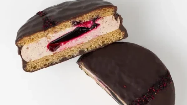 Как чокопай бисквит с малиновым джемом и ванильным суфле