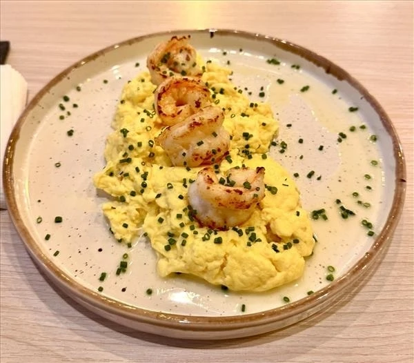 Скрембл с креветками