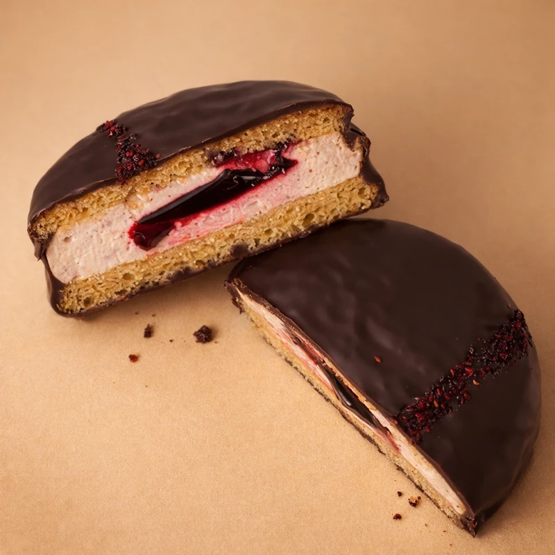 Как чокопай Sweet бисквит в темном шоколаде с черничным джемом