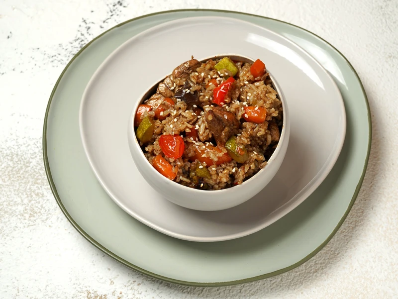 Жареный рис с курицей и овощами