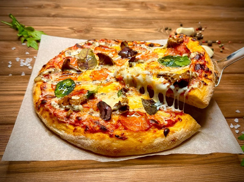 Пицца с лисичками и трюфельным соусом