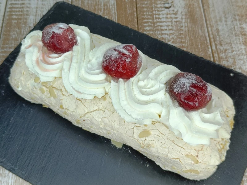 Меренговый рулет с ягодами