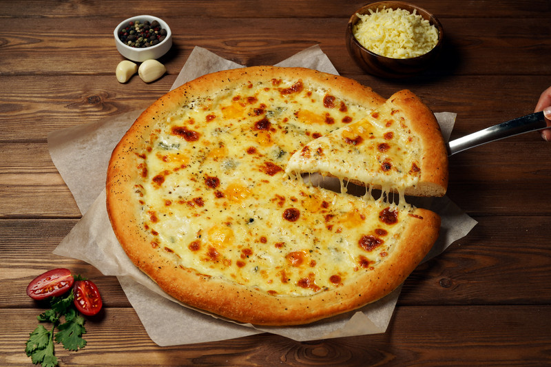 Пицца 4 сыра на традиционном тесте