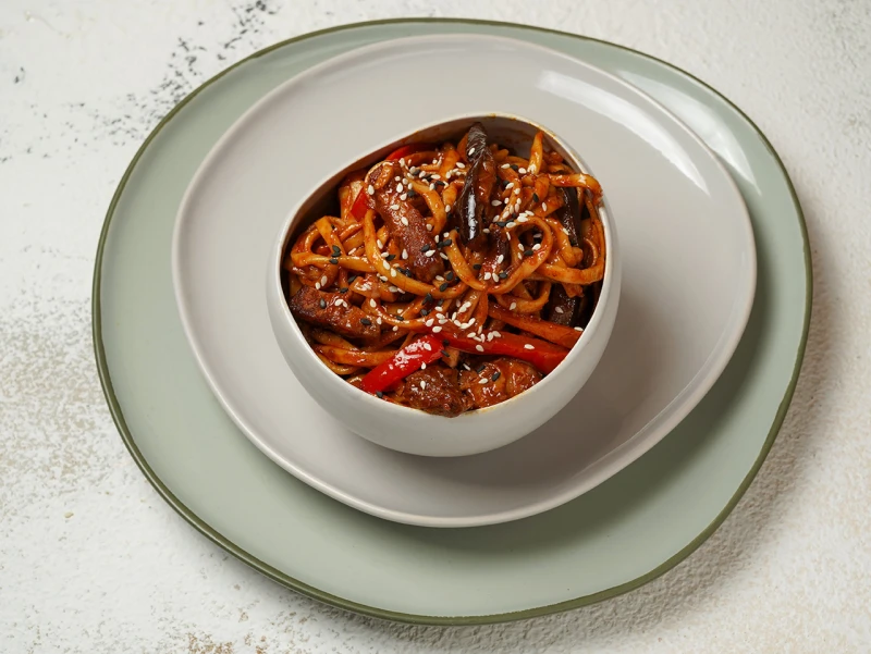 Лапша яичная с говядиной и овощами, острая