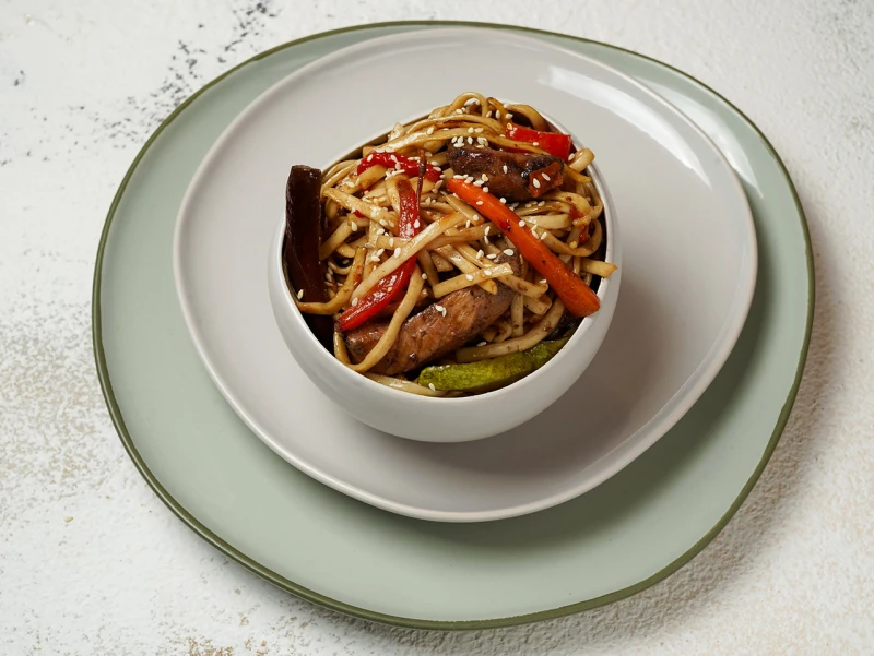 Лапша пшеничная с курицей и овощами