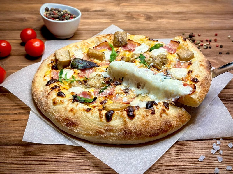 Пицца с беконом, лесными грибами и чеддером